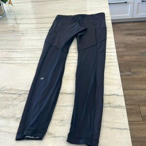 Lululemon women size 6 black leggings with side pockets Perfect condition.
